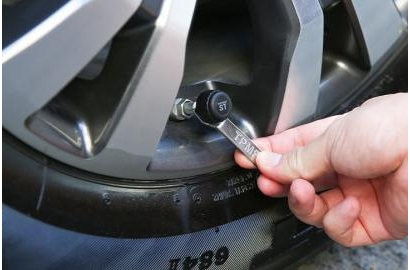 Cảm biến lốp xe oto là gì? Nên mua cảm biến áp suất lốp xe ô tô nào?
