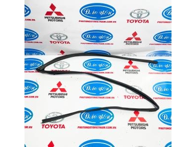 Ron U Chặn Kính Trước Innova Cross 2025 68151-VT010, 68141-VT010