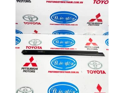 Lông Mi Trong Sau Innova Cross 2024 68174-VT010, 68173-VT010