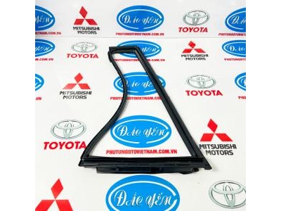 Ron Kính Chết Cửa Sau Innova Cross 2023 68189-VT010, 68188-VT010