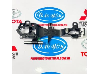 Đế Tay Nắm Cửa Trước Innova Cross 2023 69202-VT010, 69201-VT010
