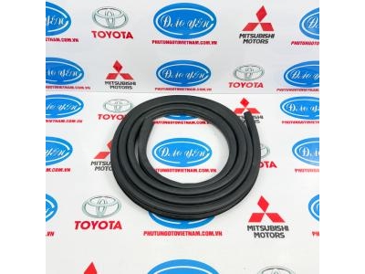 Ron Khung Cửa Trước Attrage 5725A250, 5725A249
